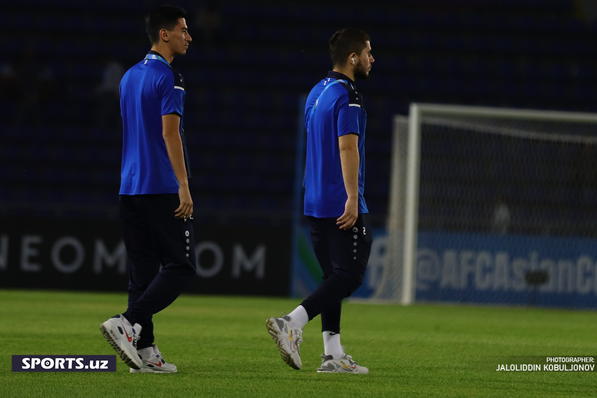 U23 Uzbekistan - Iran futbolchilar stadionda