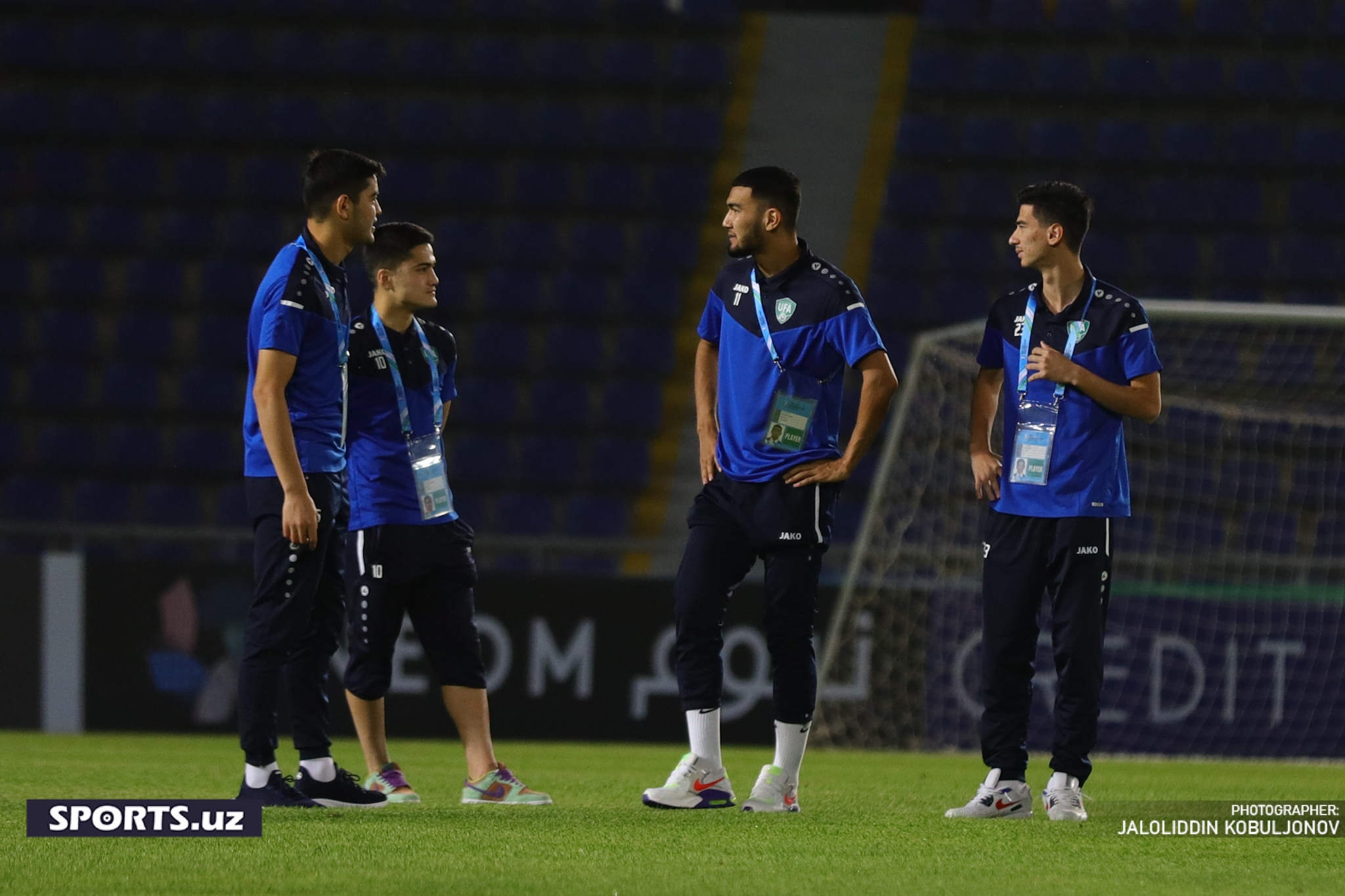 U23 Uzbekistan - Iran futbolchilar stadionda