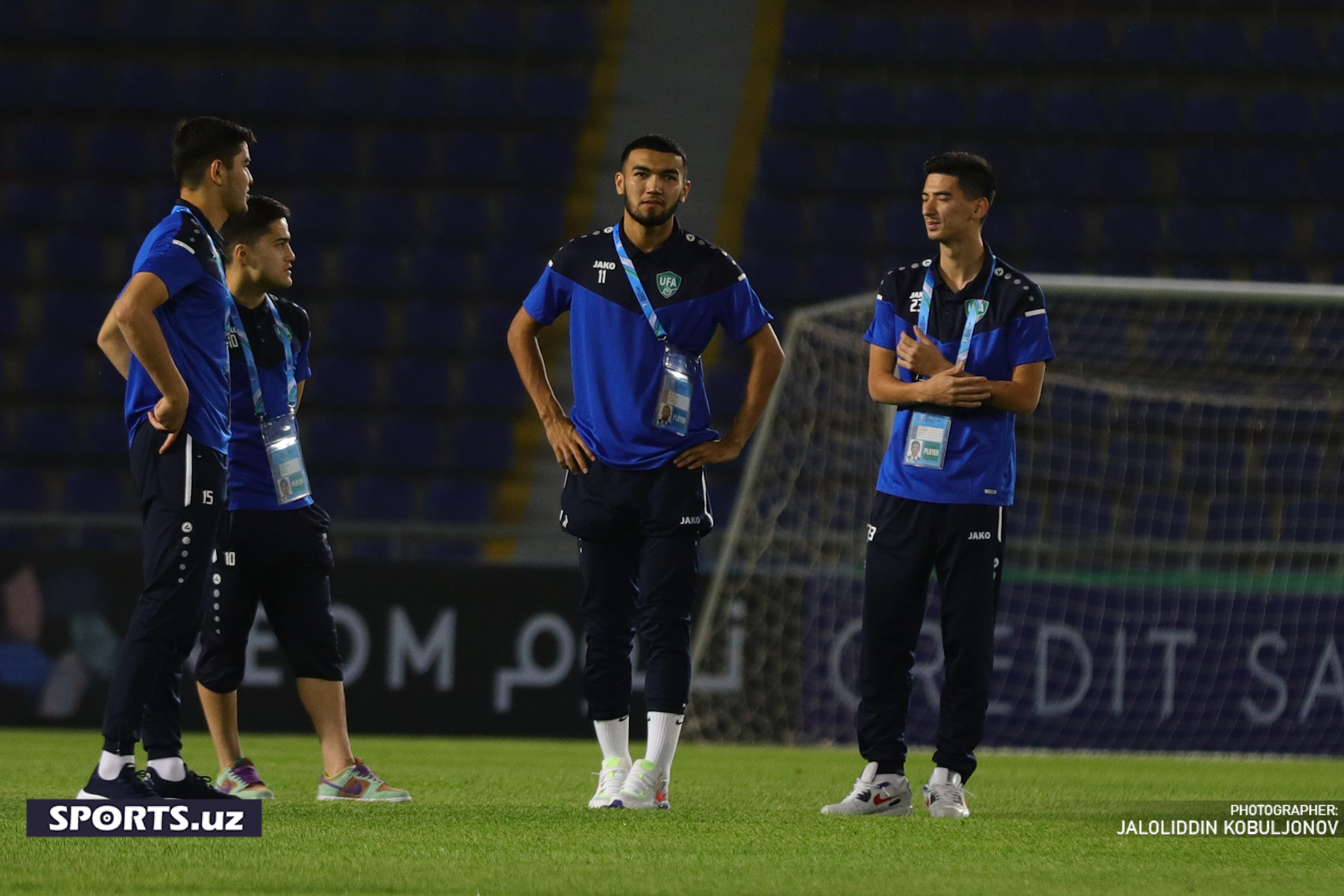 U23 Uzbekistan - Iran futbolchilar stadionda