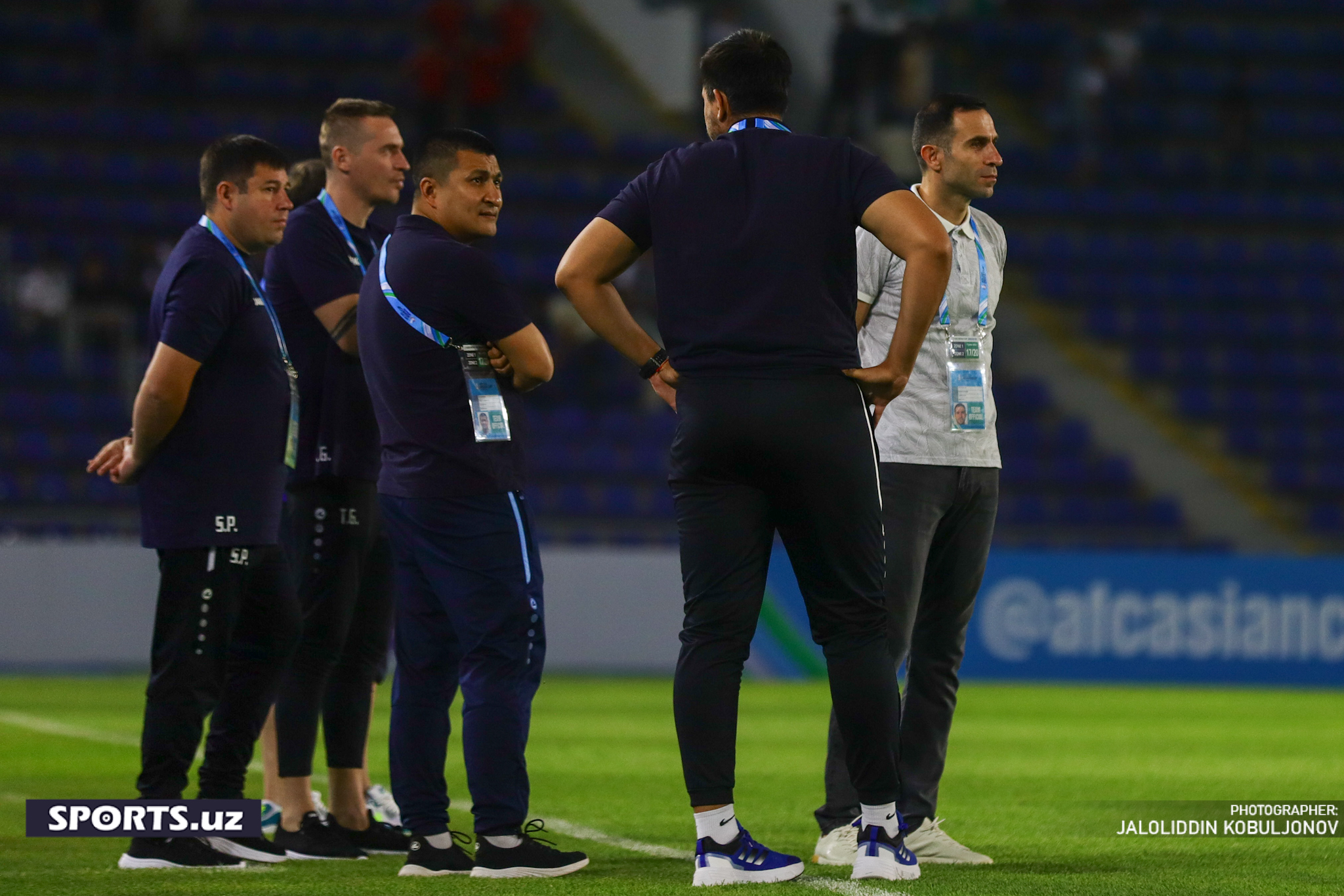 U23 Uzbekistan - Iran futbolchilar stadionda