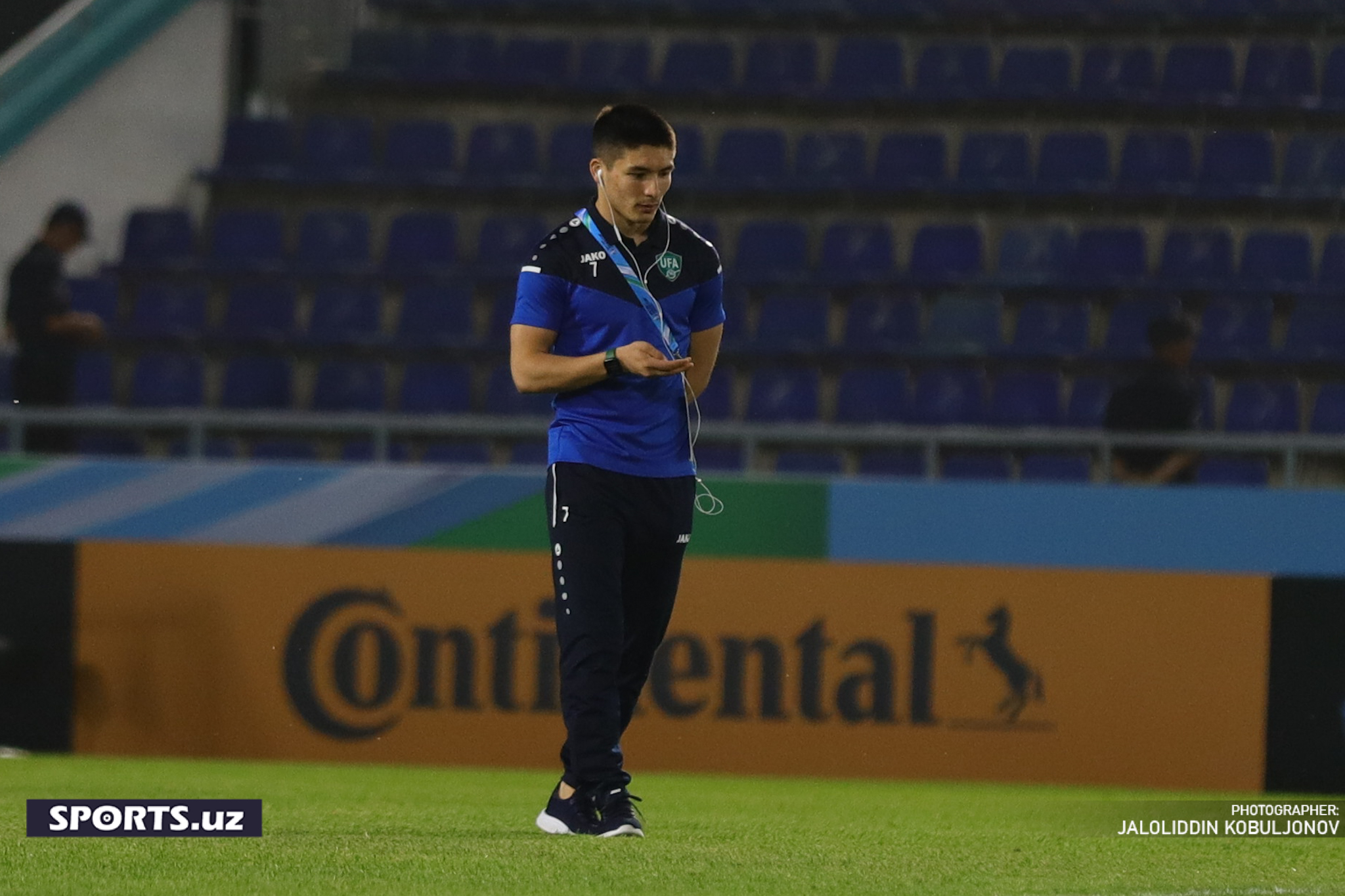 U23 Uzbekistan - Iran futbolchilar stadionda