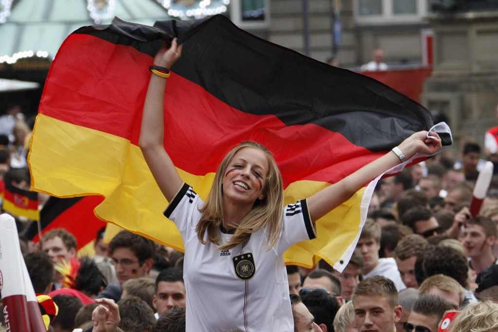 Немецкие люди фото. Немецкие болельщики. Германия люди. Германия люди красивые. Люди с флагом Германии.