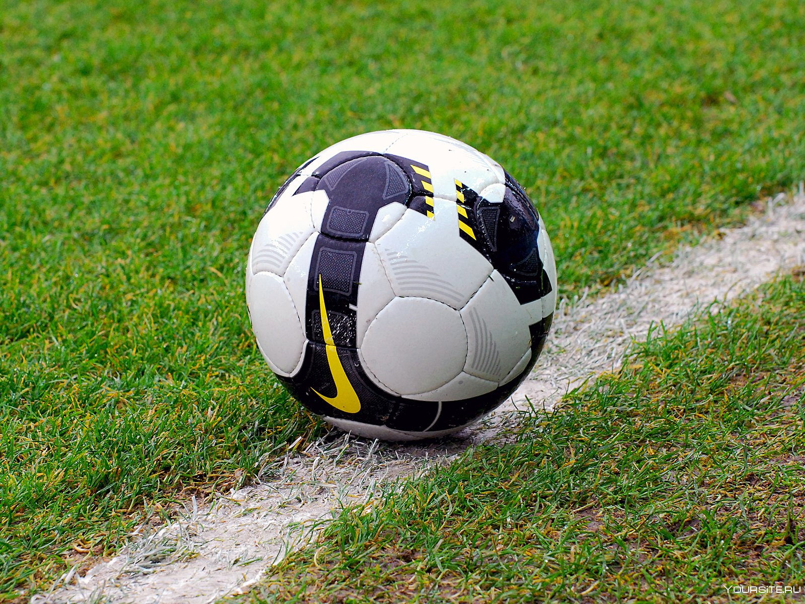 Какой мяч в мини футболе. Футбольный мяч. Футбольный мячик. Современный футбольный мяч. Футбольный мяч на траве.